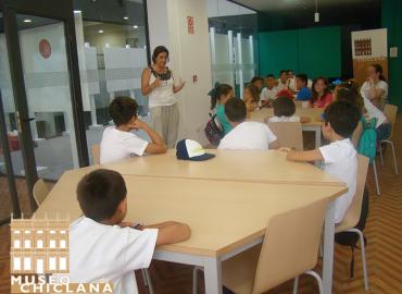 Aula del taller. Paloma Bueno atiende a los participantes.