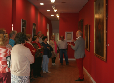 Jesús Romero mostrando el Museo