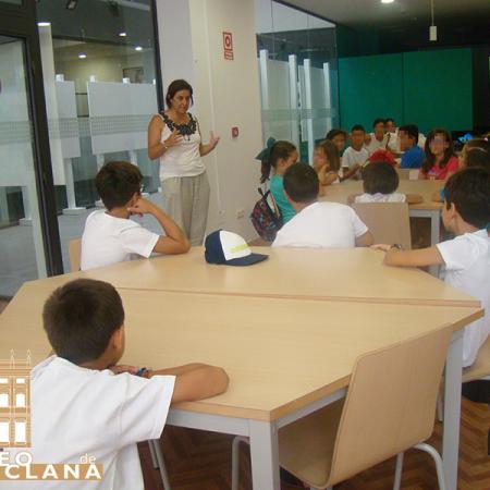 Aula del taller. Paloma Bueno atiende a los participantes.