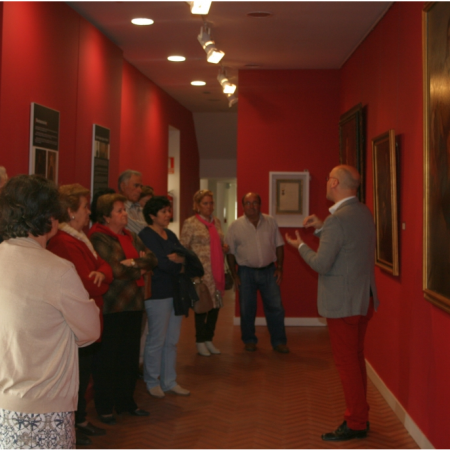 Jesús Romero mostrando el Museo